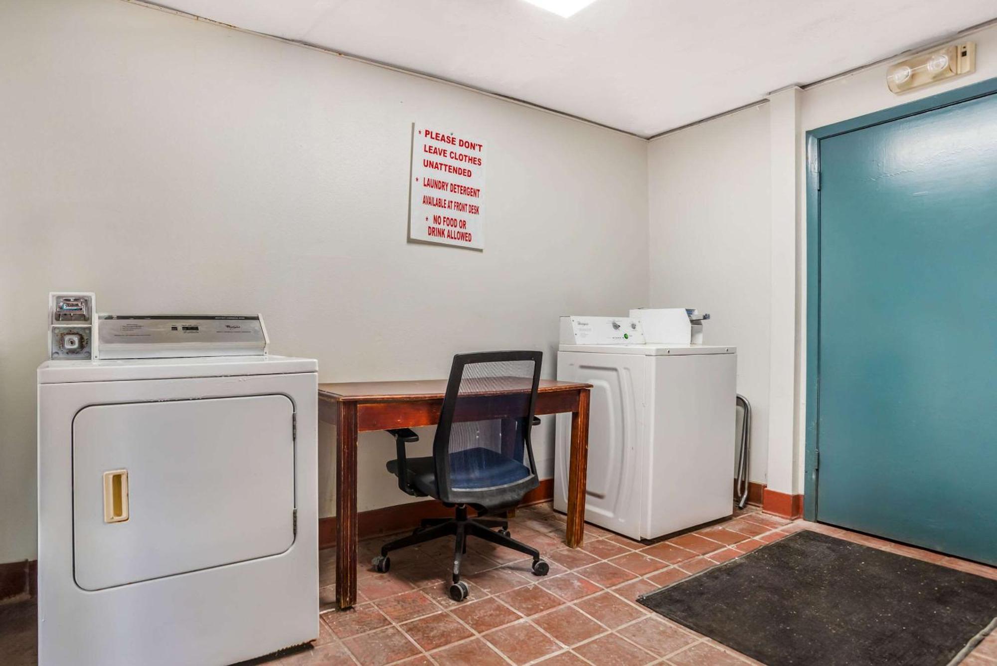 Econo Lodge Inn & Suites Philadelphia Extérieur photo